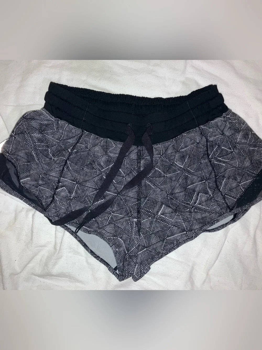 Lululemon hotty hot shorts size 6 2.5” inseam running track beach summer